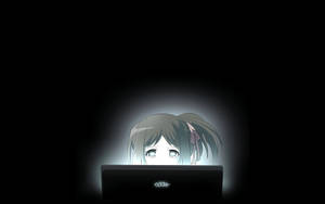 灰色頭髮的動漫女孩在黑暗的房間裡從發光的筆記型電腦上方窺視。 — 動漫女孩 壁紙