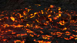 夜間火山景觀中的熔岩流和發光岩石。 — 熔岩龍 壁紙