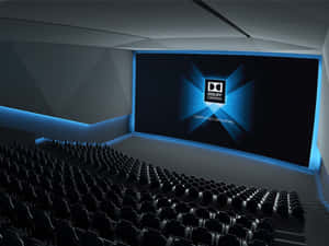 一排排空的黑色影院座椅，面向發光的Dolby Cinema屏幕。 — 風景動圖 壁紙