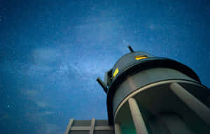 現代天文台圓頂在星空夜空下，銀河系清晰可見。 — 太空人 壁紙