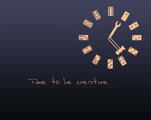 一個由骨牌和工具製成的時鐘，深藍色背景上寫有 time to be creative 文字。 — 5:4 壁紙