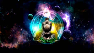 一個男人在一個發光的三角形中冥想，周圍是行星和宇宙之眼。 — 靈性動態圖 壁紙