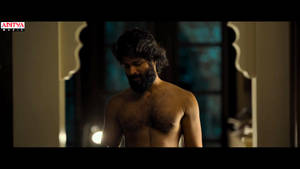 一個赤裸上身的留鬍子男人在光線昏暗的房間裡，帶有華麗裝飾。 — 電影 壁紙