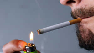 一個留鬍子的男人吸煙 — 吸煙 壁紙
