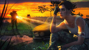 一個穿著迷彩服的女人坐在車旁，士兵們拿著發光武器在夕陽下靠近。 — 最後生還者 壁紙