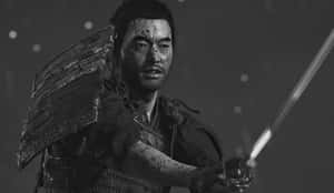 武士在雨中持劍，盔甲沾滿泥濘，神情堅定。 — 武士 壁紙