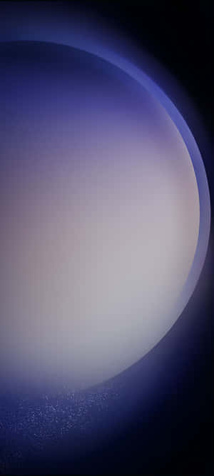 太空中一顆發光的紫色行星，下方有星星。 — iPhone 18 Pro 壁紙