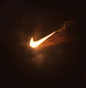 一個由發光橙色火花在黑暗煙霧中組成的Nike標誌。 — Galaxy Z Flip7 FE 壁紙
