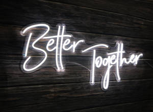 發光白色霓虹燈牌寫着 Better Together 在深色木牆上 — 黑白 壁紙