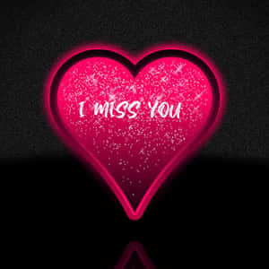 一個發光的粉紅色心形，帶有亮片和文字 I MISS YOU，在深色背景上。 — 浪漫愛情 壁紙