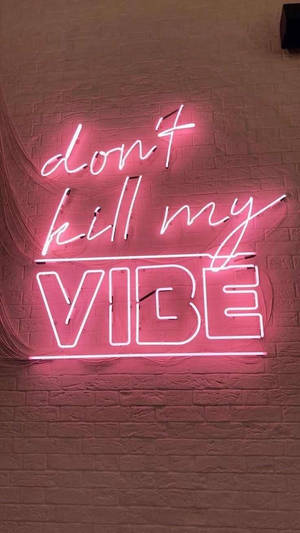 粉紅色霓虹燈牌，上面寫著「don't kill my VIBE」，在磚牆上。 — 淺粉紅色美學動圖 壁紙