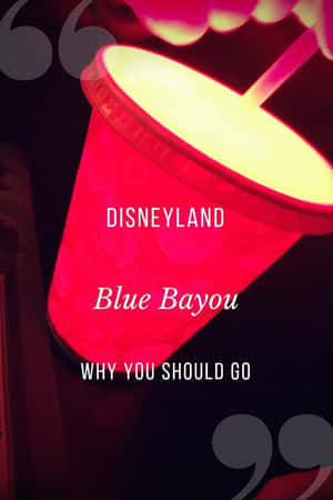 一個發光的紅色杯子，上面有Disneyland Blue Bayou文字，宣傳主題公園景點。 — 2:3 壁紙