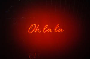 雨夜窗戶上寫著 Oh la la 的紅色霓虹燈牌。 — 紅色美學 壁紙