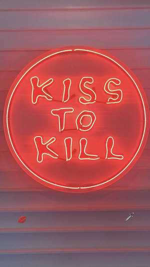 紅色霓虹燈牌寫住 kiss to kill，下面有唇膏同刀。 — 霓虹美學 壁紙
