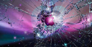 一個發光的Apple標誌位於破碎玻璃圖案的中心，背景為宇宙風格。 — 美學筆電 壁紙