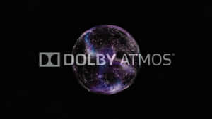 一個發光的宇宙球體，帶有星系漩渦和 Dolby Atmos 品牌標識。 — 5120x2880 壁紙