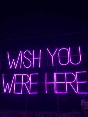 夜晚中寫著 wish you were here 的紫色霓虹燈牌 — 紫色 iPhone 壁紙