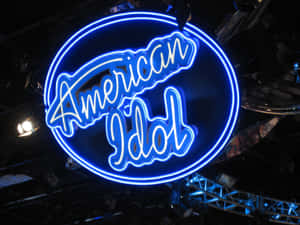 American Idol霓虹燈牌在黑暗的舞台上發出藍光。 — 4:3 壁紙