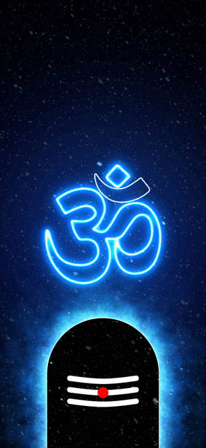 星光夜空中的 Shiva Lingam 上方的霓虹藍色 Om 符號。 — 1320x2868 壁紙