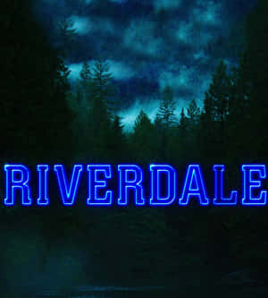 夜間在黑暗森林中發光的霓虹 Riverdale 標誌。 — Galaxy Z Flip 8 壁紙