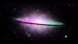 一個色彩繽紛的螺旋星系，紫色和藍綠色的旋臂在深空中發光。 — 可愛星系 壁紙