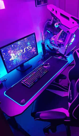 遊戲桌上配有發光鍵盤、顯示器和PC主機，在紫色和藍色燈光下。 — 遊戲 壁紙