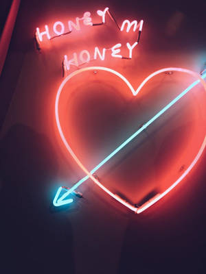 霓虹燈牌，有心形和箭頭，寫著 honey mi honey — 霓虹美學 壁紙