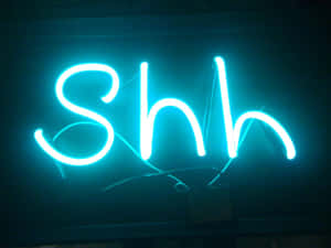 一個明亮的藍色霓虹燈牌，在黑暗的房間裡寫著「Shh」。 — 霓虹城市 壁紙