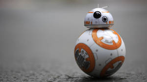 混凝土地面上的BB-8機械人玩具 — 機械人 壁紙