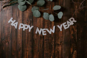 Happy New Year 橫幅配尤加利葉同木質背景 — 煙火 壁紙