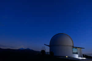 星空夜空下，白色天文台圓頂與背景的山脈。 — 月色夜空 壁紙