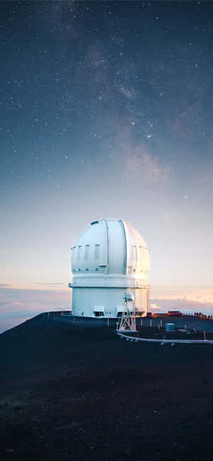 星空下山頂的白色天文台，銀河可見。 — OnePlus Open 壁紙