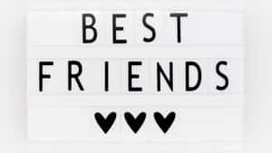 一個帶有「BEST FRIENDS」訊息和三個心形的燈箱。 — 最好朋友 壁紙