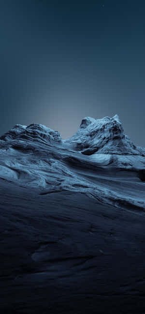 積雪的山峰在星空暮色天空下 — 型格藍色動態 壁紙