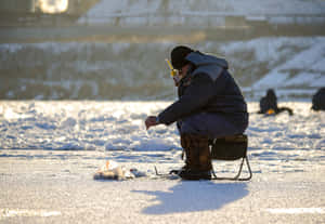 在積雪的冰凍湖面上日出時進行冰釣的人。 — 日出 壁紙