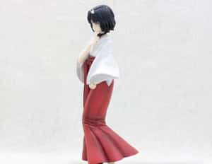 穿著紅白傳統服飾的動漫人偶側身站立。 — 八重神子 壁紙
