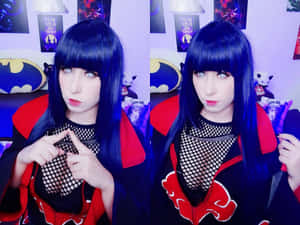 穿著紅色服裝、藍色頭髮的動漫cosplay人物在裝飾過的房間裡。 — 曉 壁紙