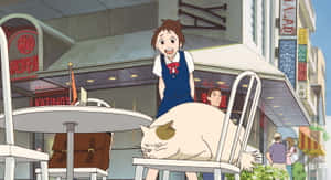 一個穿著藍色背心的女孩站在日本街頭咖啡館裡，椅子上一隻正在睡覺的白貓後面。 — 可愛貓咪 壁紙