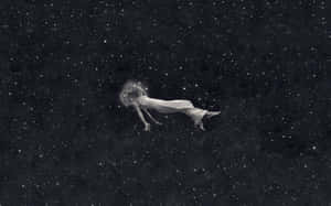 一個穿著白色長袍的女人，帶著發光的星雲光環，漂浮在星辰之間。 — 山邊 壁紙