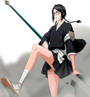 戴紅色眼鏡、辮子頭髮的動漫女孩，穿著黑色制服，手持綠色法杖。 — Galaxy Z Flip 8 壁紙