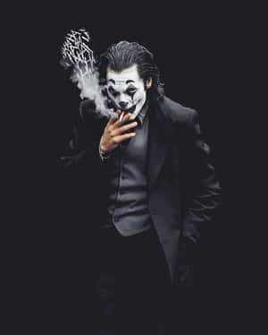 一個穿著黑色西裝的小丑角色抽煙，煙霧形成塗鴉。 — 小丑 壁紙