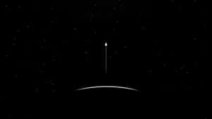 一個白色箭頭從行星的曲線上升，背景是星空。 — 簡約藍色美學 壁紙