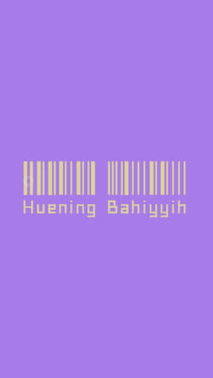 紫色背景，帶有黃色條碼和文字 Huening Bahiyyih。 — 低對比度 壁紙