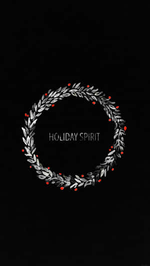 銀色花環配紅色漿果，黑色背景上寫有holiday spirit文字。 — 美麗聖誕 壁紙