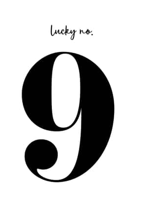 粗體黑色數字九，上方有草書 'lucky no.'，置於白色背景上。 — iPad (A16) 壁紙