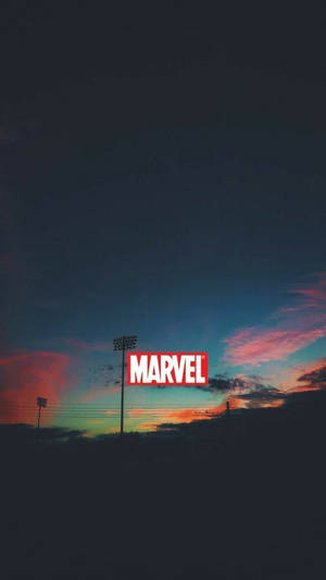 Marvel標誌襯托住色彩繽紛嘅暮色天空同球場燈光。 — 漫威超級英雄 壁紙