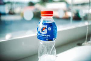 窗台上的一個Gatorade Citrus Quench運動飲料樽。 — MacBook Pro 14 壁紙