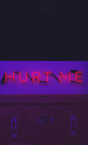紅色霓虹燈牌寫著 hurt me，安裝在紫色牆壁上，下方是木地板。 — Galaxy Tab A11 壁紙
