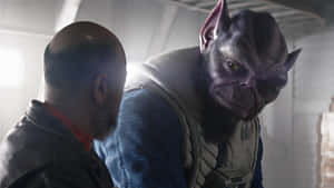 紫色皮膚、尖耳朵的外星人，在太空船內向一個光頭人類傾斜。 — 星際大戰 壁紙