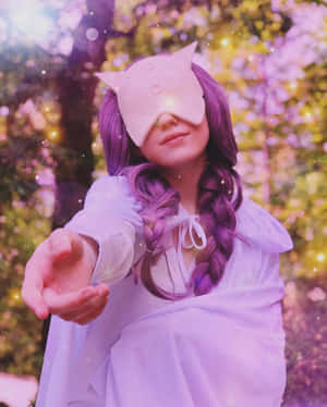 一個紫色頭髮、戴著貓耳眼罩的人在一片魔法森林中伸出手。 — 黑川伊佐那 壁紙